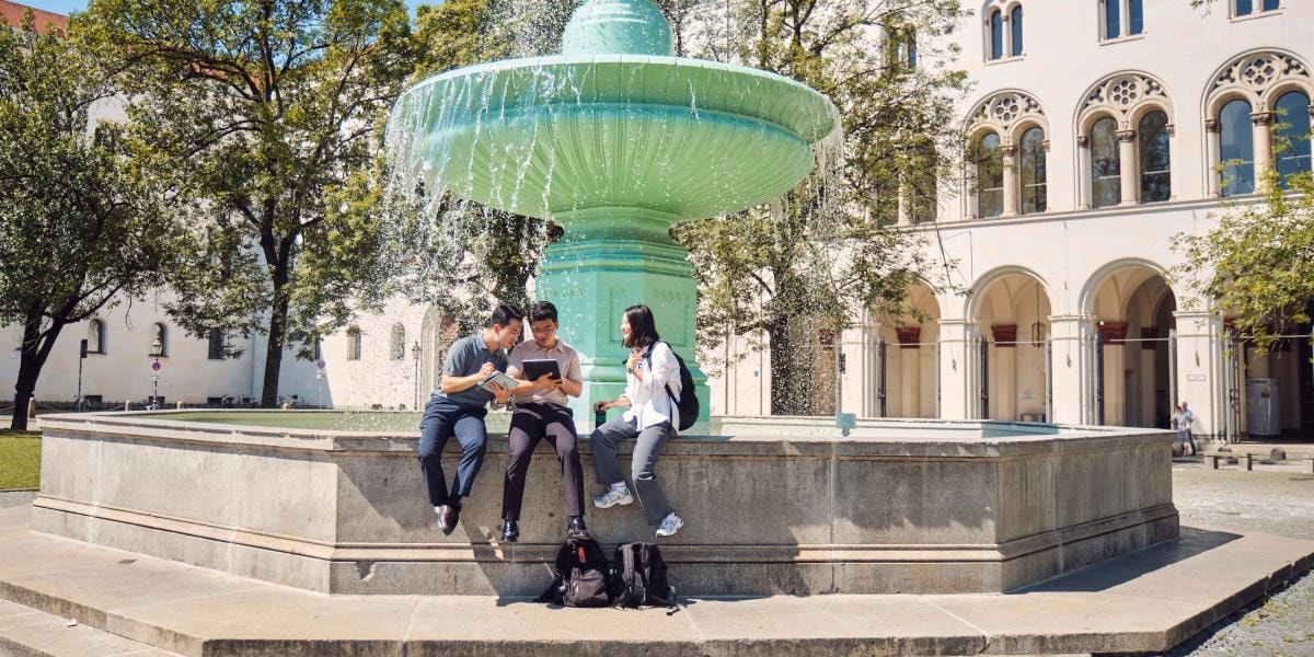 The fountain on Geschwister-Scholl-Platz, outside the main LMU building
